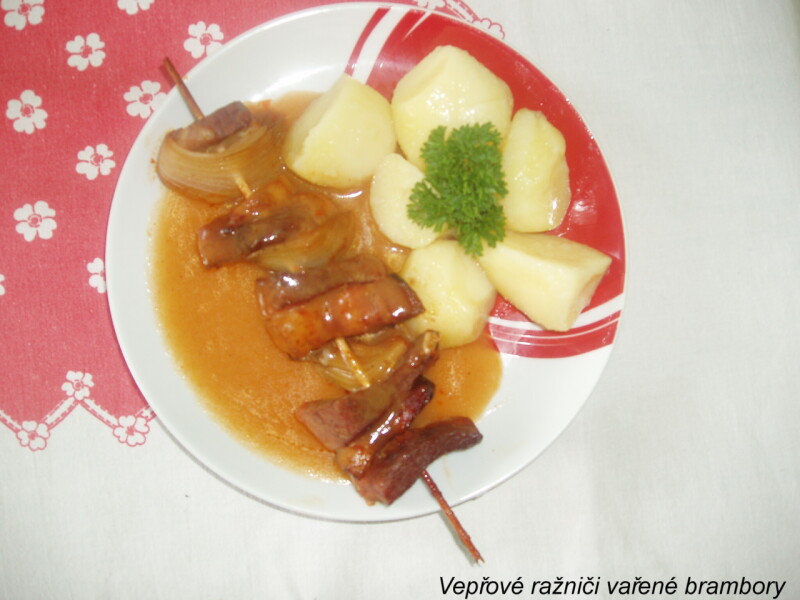 Vepřové ražniči vařené brambory